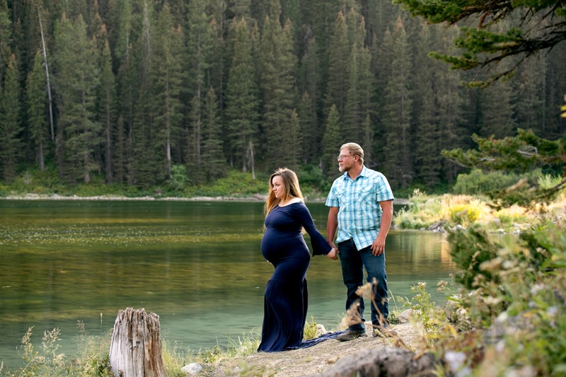 Maternity Photographer, a husband and pregnant wife take a walk near the lake